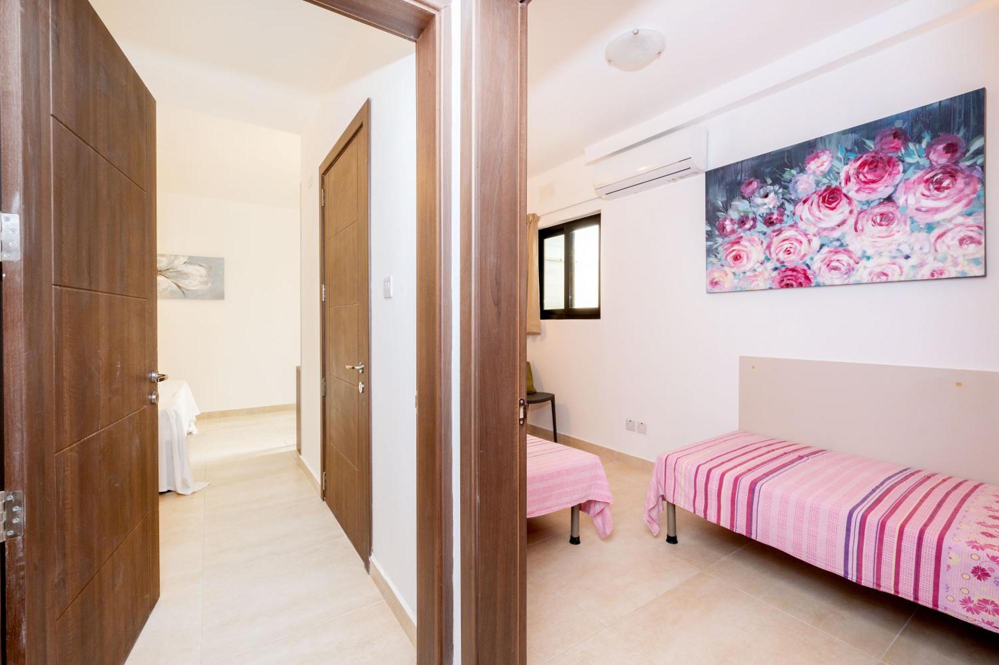 Islet Promenade Seafront Family Apartment With 2 Balconies By Getawaysmalta St. Paul's Bay Ngoại thất bức ảnh