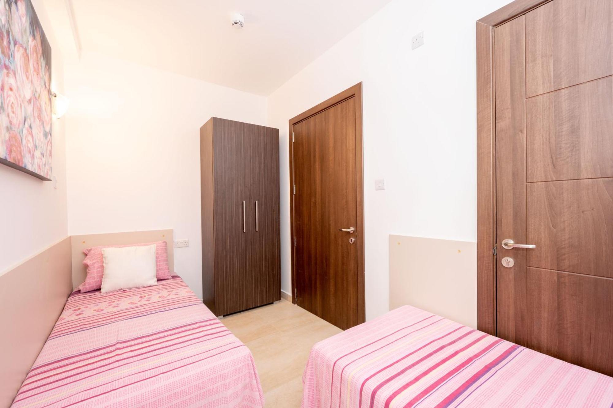 Islet Promenade Seafront Family Apartment With 2 Balconies By Getawaysmalta St. Paul's Bay Ngoại thất bức ảnh