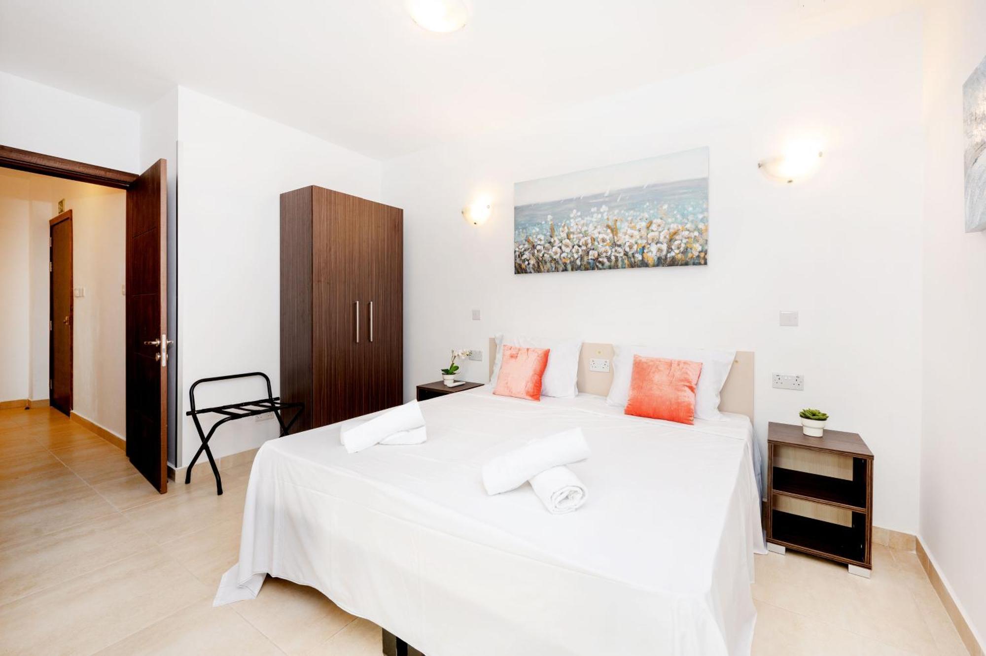 Islet Promenade Seafront Family Apartment With 2 Balconies By Getawaysmalta St. Paul's Bay Ngoại thất bức ảnh