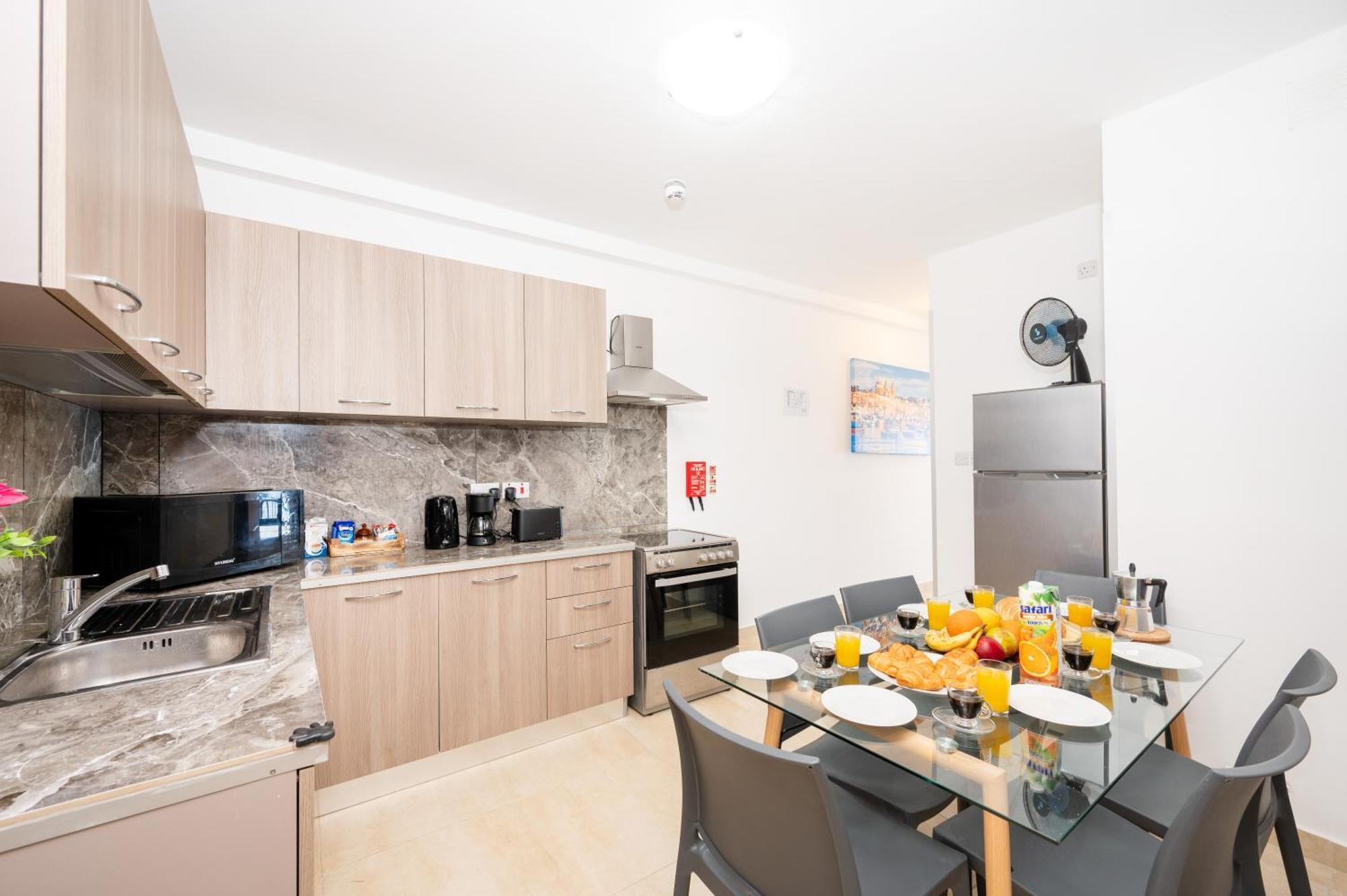 Islet Promenade Seafront Family Apartment With 2 Balconies By Getawaysmalta St. Paul's Bay Ngoại thất bức ảnh