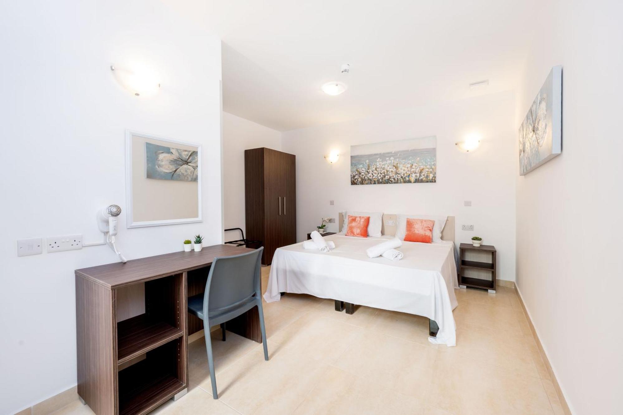Islet Promenade Seafront Family Apartment With 2 Balconies By Getawaysmalta St. Paul's Bay Ngoại thất bức ảnh