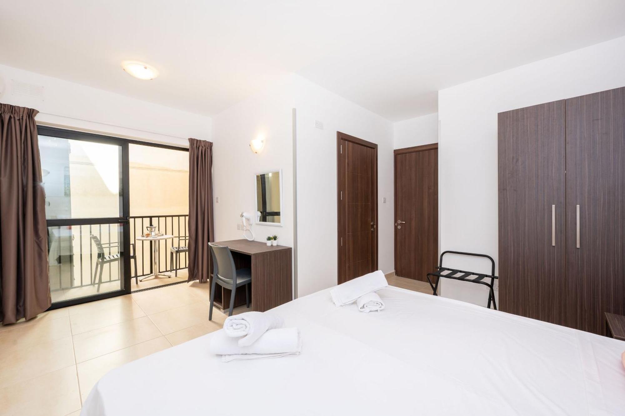 Islet Promenade Seafront Family Apartment With 2 Balconies By Getawaysmalta St. Paul's Bay Ngoại thất bức ảnh